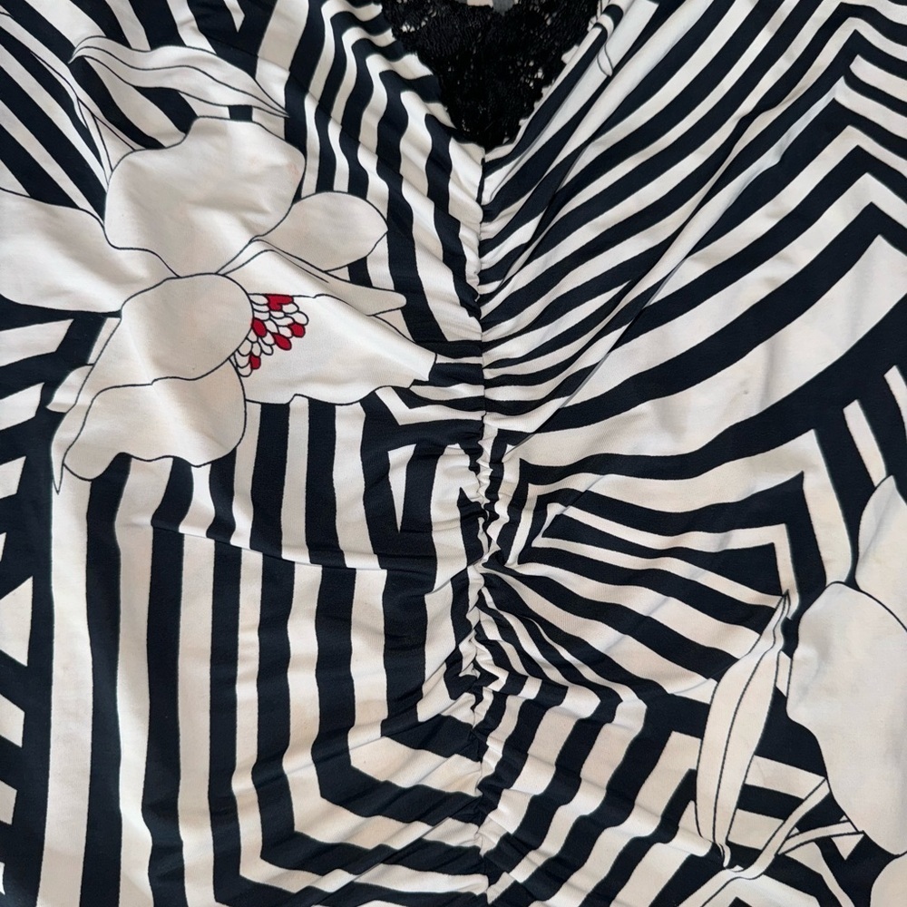 Ladies blouse. Size medium. - Picture 3 of 4